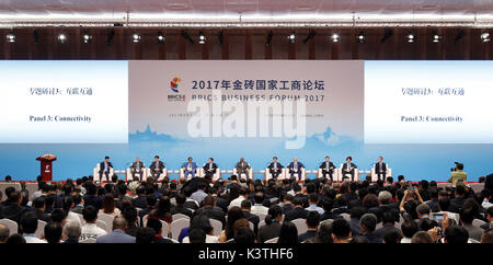 Xiamen, China Fujian Provinz. 4. Sep 2017. Eine Podiumsdiskussion über die Konnektivität ist während der BRICS-Business Forum in Xiamen, im Südosten der chinesischen Provinz Fujian, Sept. 4, 2017 statt. Credit: Shen Bohan/Xinhua/Alamy leben Nachrichten Stockfoto