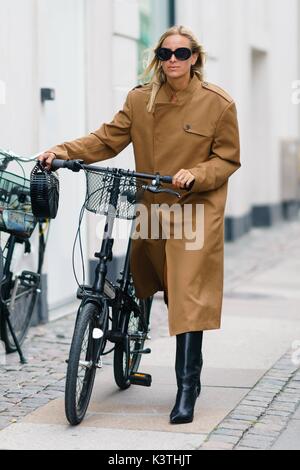 Kopenhagen, Dänemark. 08 Aug, 2017. Celine Aagaard posing außerhalb der Anne Weste Landebahn zeigen während der Copenhagen Fashion Week - Jul 8, 2017 - Foto: Start- und Landebahn Manhattan/Gnade Lunn *** Nur für redaktionelle Verwendung *** | Verwendung weltweit/dpa/Alamy leben Nachrichten Stockfoto