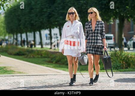 Thora Valdimarsdottir, Fashion Director bei Kostüm Magazin Dänemark, und Jeanette Friis Madsen, Fashion Editor im Kostüm Magazin Dänemark, außerhalb der Baum und Pferdgarten Landebahn zeigen während der Copenhagen Fashion Week - Mar 10, 2017 - Foto: Start- und Landebahn Manhattan/Gnade Lunn *** Nur für redaktionelle Verwendung *** | Verwendung weltweit Posing Stockfoto