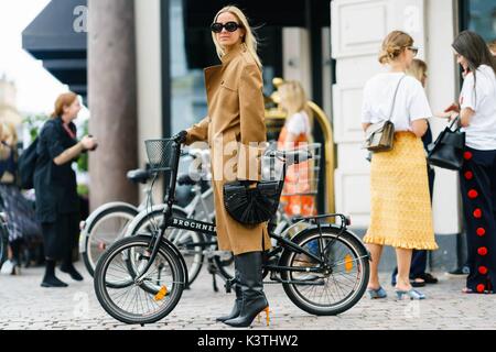 Kopenhagen, Dänemark. 08 Aug, 2017. Celine Aagaard posing außerhalb der Anne Weste Landebahn zeigen während der Copenhagen Fashion Week - Jul 8, 2017 - Foto: Start- und Landebahn Manhattan/Gnade Lunn *** Nur für redaktionelle Verwendung *** | Verwendung weltweit/dpa/Alamy leben Nachrichten Stockfoto