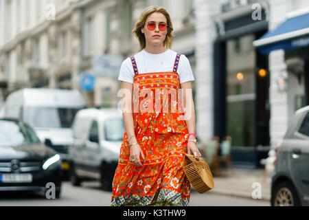 Kopenhagen, Dänemark. 08 Aug, 2017. Annabel Rosendahl posing außerhalb der Anne Weste Landebahn zeigen während der Copenhagen Fashion Week - Jul 8, 2017 - Foto: Start- und Landebahn Manhattan/Gnade Lunn *** Nur für redaktionelle Verwendung *** | Verwendung weltweit/dpa/Alamy leben Nachrichten Stockfoto