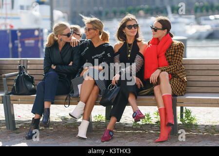 Blogger Tine Andrea Janka Polliani, Blogger, Redakteur Darja Barannik, und blogger Lena Lademann posing außerhalb der eigenen aktuell bearbeiteten Style Runway Show in Stockholm Fashion Week - 30.August 2017 - Foto: Start- und Landebahn Manhattan/Gnade Lunn *** Nur für redaktionelle Verwendung *** | Verwendung weltweit Stockfoto