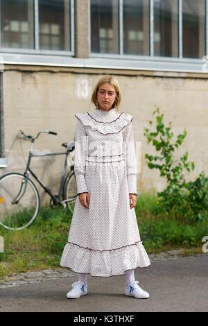 Emili Sindlev posing außerhalb der Ganni Landebahn zeigen während der Copenhagen Fashion Week - Mar 10, 2017 - Foto: Start- und Landebahn Manhattan/Gnade Lunn *** Nur für redaktionelle Verwendung *** | Verwendung weltweit Stockfoto