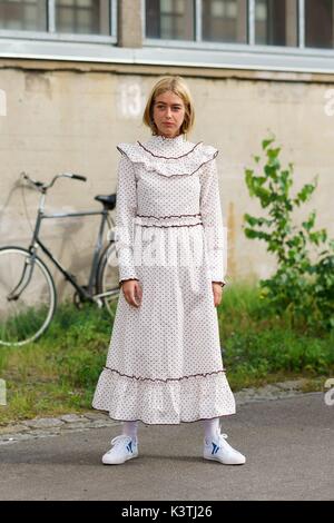 Emili Sindlev posing außerhalb der Ganni Landebahn zeigen während der Copenhagen Fashion Week - Mar 10, 2017 - Foto: Start- und Landebahn Manhattan/Gnade Lunn *** Nur für redaktionelle Verwendung *** | Verwendung weltweit Stockfoto