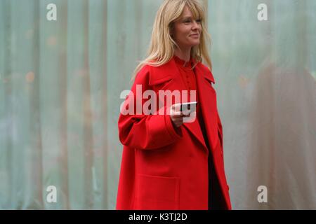 Jeanette Friis Madsen, Fashion Editor im Kostüm Magazin Dänemark, außerhalb der Start- und Landebahn Rodebjer zeigen während Stockholm Fashion Week - 30.August 2017 - Foto: Start- und Landebahn Manhattan/Gnade Lunn *** Nur für redaktionelle Verwendung *** | Verwendung weltweit Posing Stockfoto