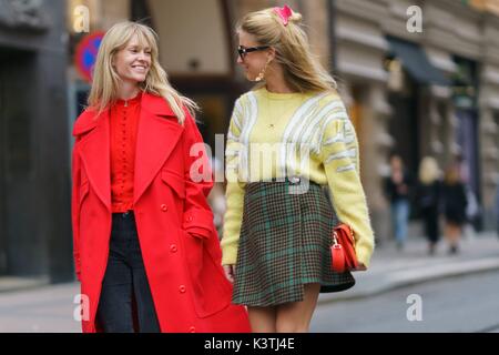 Jeanette Friis Madsen, Fashion Editor im Kostüm Magazin Dänemark, und Stylist Emili Rodebjer Sindlev an der Start- und Landebahn zeigen Ankunft in Stockholm Fashion Week - 30.August 2017 - Foto: Start- und Landebahn Manhattan/Gnade Lunn *** Nur für redaktionelle Verwendung *** | Verwendung weltweit Stockfoto