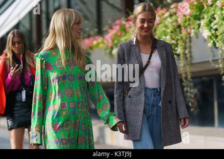 Stockholm, Schweden. 31 Aug, 2017. Chic showgoers im Haus der Dagmar Runway Show anreisen, während Stockholm Fashion Week - 31 August, 2017 - Foto: Start- und Landebahn Manhattan/Gnade Lunn *** Nur für redaktionelle Verwendung *** | Verwendung weltweit/dpa/Alamy leben Nachrichten Stockfoto