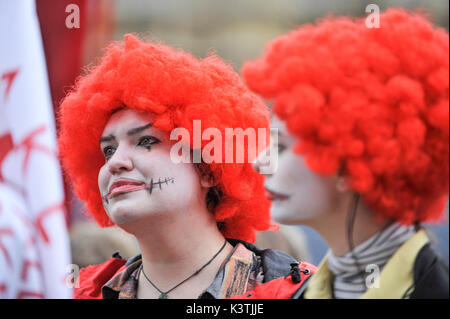 London, Großbritannien. 4. September 2017. Frauen gekleidet wie Ronald McDonald melden Sie McDonald's das Personal und die Mitglieder der Bäcker Essen und Allied Workers Union (BFAWU) Auf einer Kundgebung vor dem Parlamentsgebäude in Solidarität mit McDonald's Personal in Cambridge und Crayford, die auf Streik fordert ein Ende auf null Stunden Verträge und einen Mindestlohn von 10 GBP pro Stunde gegangen sind. Credit: Stephen Chung/Alamy leben Nachrichten Stockfoto