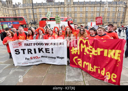 London, Großbritannien. 4. September 2017. McDonald's das Personal und die Mitglieder der Bäcker Essen und Allied Workers Union (BFAWU) an einer Kundgebung vor dem Parlamentsgebäude in Solidarität mit McDonald's Personal in Cambridge und Crayford, die auf Streik fordert ein Ende auf null Stunden Verträge und einen Mindestlohn von 10 GBP pro Stunde gegangen sind. Credit: Stephen Chung/Alamy leben Nachrichten Stockfoto