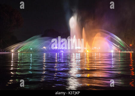 Novy Bor, Tschechien. 02 Sep, 2017. Die neuen tschechischen Rekord in die Schaffung der größten Feuerwehr Brunnen wurde in Novy Bor, Tschechien, am 2. September 2017. Der Rekord wurde von 100 Kinder aus der Freiwilligen Feuerwehr Novy Bor zusammen mit Besuch kleine Feuerwehrmänner aus der Liberec und böhmischen Regionen besucht. Brunnen wurde von insgesamt 54 Wasserdüsen über 700 Meter Schläuche Linien gebildet. Credit: Radek Petrásek/CTK Photo/Alamy leben Nachrichten Stockfoto