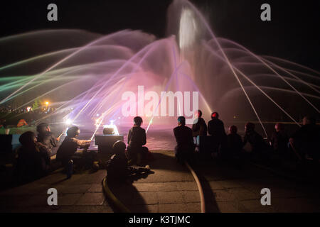 Novy Bor, Tschechien. 02 Sep, 2017. Die neuen tschechischen Rekord in die Schaffung der größten Feuerwehr Brunnen wurde in Novy Bor, Tschechien, am 2. September 2017. Der Rekord wurde von 100 Kinder aus der Freiwilligen Feuerwehr Novy Bor zusammen mit Besuch kleine Feuerwehrmänner aus der Liberec und böhmischen Regionen besucht. Brunnen wurde von insgesamt 54 Wasserdüsen über 700 Meter Schläuche Linien gebildet. Credit: Radek Petrásek/CTK Photo/Alamy leben Nachrichten Stockfoto