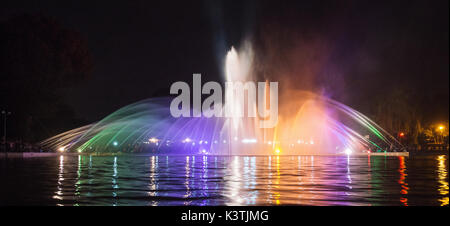 Novy Bor, Tschechien. 02 Sep, 2017. Die neuen tschechischen Rekord in die Schaffung der größten Feuerwehr Brunnen wurde in Novy Bor, Tschechien, am 2. September 2017. Der Rekord wurde von 100 Kinder aus der Freiwilligen Feuerwehr Novy Bor zusammen mit Besuch kleine Feuerwehrmänner aus der Liberec und böhmischen Regionen besucht. Brunnen wurde von insgesamt 54 Wasserdüsen über 700 Meter Schläuche Linien gebildet. Credit: Radek Petrásek/CTK Photo/Alamy leben Nachrichten Stockfoto
