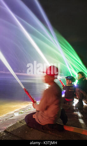 Novy Bor, Tschechien. 02 Sep, 2017. Die neuen tschechischen Rekord in die Schaffung der größten Feuerwehr Brunnen wurde in Novy Bor, Tschechien, am 2. September 2017. Der Rekord wurde von 100 Kinder aus der Freiwilligen Feuerwehr Novy Bor zusammen mit Besuch kleine Feuerwehrmänner aus der Liberec und böhmischen Regionen besucht. Brunnen wurde von insgesamt 54 Wasserdüsen über 700 Meter Schläuche Linien gebildet. Credit: Radek Petrásek/CTK Photo/Alamy leben Nachrichten Stockfoto