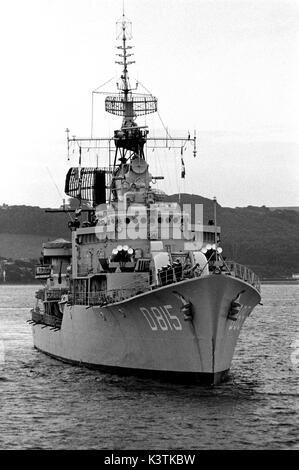 AJAXNETPHOTO. 16. AUGUST 1979. PLYMOUTH, England. - YACHT RACE ÜBERLEBENDEN - FASTNET ENDE - DIE NIEDERLÄNDISCHE MARINE FREGATTE OVERIJSSEL ANKUNFT IN DEVONPORT MIT ÜBERLEBENDEN UND DER OPFER DER SCHLIMMSTEN YACHT RACE IN YACHTING GESCHICHTE. Foto: Jonathan Eastland/AJAX. REF: 791608 1 X Stockfoto