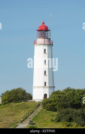 Vertikale Ansicht von Leuchtturm Dornbusch auf der Insel Hiddensee in der nachmittäglichen Sonne, Mecklenburg-Vorpommern, Deutschland Stockfoto