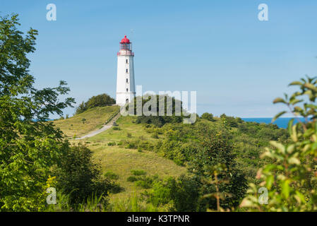 Leuchtturm Dornbusch auf einem Hügel auf der Insel Hiddensee in der nachmittäglichen Sonne gesehen durch Blätter, Mecklenburg-Vorpommern, Deutschland Stockfoto