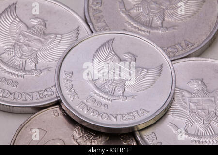 Detail der verschiedene indonesische Rupiah-Münzen auf dem Tisch. Stockfoto