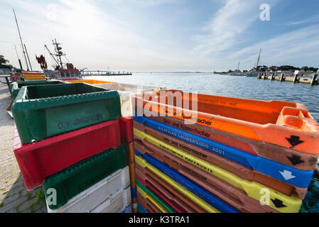 Panorama von Vitte Hafen mit bunten gestapelten Boxen für die Lagerung von Fisch, Mole und Sky, Insel Hiddensee, Mecklenburg-Vorpommern, Deutschland Stockfoto