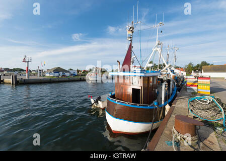 Günstig Holz Fischerboot im Hafen von Vitte auf der Insel Hiddensee in der Morgensonne, Mecklenburg-Vorpommern, Deutschland Stockfoto
