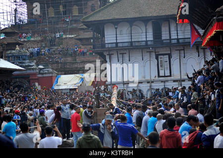 Kathmandu, Nepal. 03 Sep, 2017. Nepalesische Anhänger ziehen, Seil zu errichten der langen hölzernen Log (Yo: Shin) am ersten Tag der Indra Jatra Festival in den Räumlichkeiten der Basantapur Durbar Square, Kathmandu, Nepal am Sonntag, September 03, 2017. Die riesige Maske von Swet Bhairab ist nur für eine Woche während Indra Jatra Festival. Anhänger feierten den Gott der Regen "Indra" für eine Woche in Kathmandu. Credit: Narayan Maharjan/Pacific Press/Alamy leben Nachrichten Stockfoto