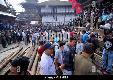 Kathmandu, Nepal. 03 Sep, 2017. Nepalesische devotees Anordnen von Seil zu errichten der langen hölzernen Log (Yo: Shin) am ersten Tag der Indra Jatra Festival in den Räumlichkeiten der Basantapur Durbar Square, Kathmandu, Nepal am Sonntag, September 03, 2017. Die riesige Maske von Swet Bhairab ist nur für eine Woche während Indra Jatra Festival. Anhänger feierten den Gott der Regen "Indra" für eine Woche in Kathmandu. Credit: Narayan Maharjan/Pacific Press/Alamy leben Nachrichten Stockfoto