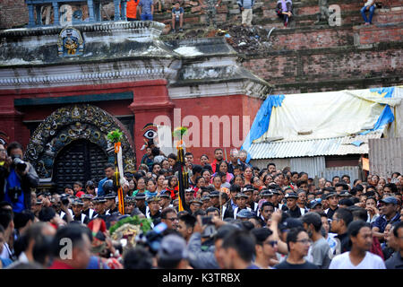 Kathmandu, Nepal. 03 Sep, 2017. Nepalesische devotees beobachten die Errichtung von langen hölzernen Log (Yo: Shin) am ersten Tag der Indra Jatra Festival in den Räumlichkeiten der Basantapur Durbar Square, Kathmandu, Nepal am Sonntag, September 03, 2017. Die riesige Maske von Swet Bhairab ist nur für eine Woche während Indra Jatra Festival. Anhänger feierten den Gott der Regen "Indra" für eine Woche in Kathmandu. Credit: Narayan Maharjan/Pacific Press/Alamy leben Nachrichten Stockfoto