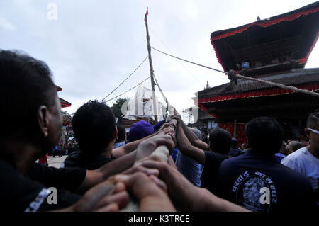 Kathmandu, Nepal. 03 Sep, 2017. Nepalesische Anhänger ziehen, Seil zu errichten der langen hölzernen Log (Yo: Shin) am ersten Tag der Indra Jatra Festival in den Räumlichkeiten der Basantapur Durbar Square, Kathmandu, Nepal am Sonntag, September 03, 2017. Die riesige Maske von Swet Bhairab ist nur für eine Woche während Indra Jatra Festival. Anhänger feierten den Gott der Regen "Indra" für eine Woche in Kathmandu. Credit: Narayan Maharjan/Pacific Press/Alamy leben Nachrichten Stockfoto