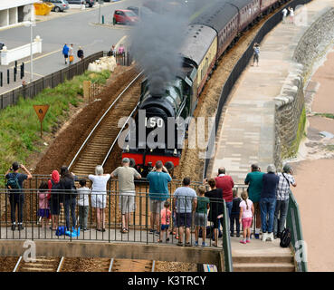 Menschen beobachten den Dampfzug des Königlichen Herzogtums, der durch Dawlish fährt, gezogen von LMS 4-6-0 No 46100 'Royal Scot', am 6.. August 2017. Stockfoto