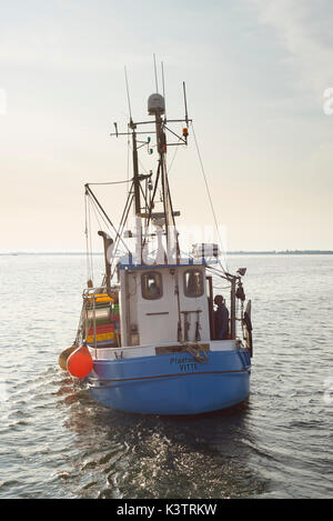 Fischerboot im Hafen von Vitte auf der Insel Hiddensee in der Morgensonne geht zu Angeln, Mecklenburg-Vorpommern - Mecklenburg-Vorpommern, Deutschland Stockfoto