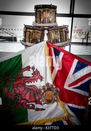 Der Kranz der Achtung, die auf der Flagge von Wales und Union Flag bei einem Festakt zum 35 Jahr seit dem Falklandkrieg zu ruhen Stockfoto