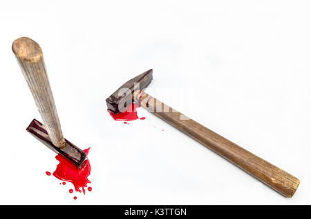 Hammer mit Blut auf weißem Hintergrund Stockfoto