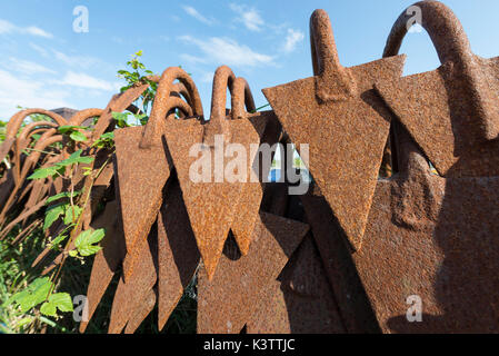 Rusty Schaufeln von ankern im Hafen von Neuendorf auf der Insel Hiddensee, Mecklenburg-Vorpommern, Deutschland gespeichert Stockfoto