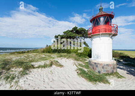 Der Leuchtturm Gellen hinter den Dünen am Strand der Insel Hiddensee, Mecklenburg-Vorpommern, Deutschland Stockfoto