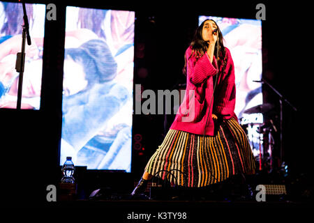 Sesto San Giovanni, Italien. 02 Sep, 2017. Der italienische Sänger und Song-writer Claudia Lagona auch bekannt als Levante dargestellt auf der Bühne als Sie spielt live auf Carroponte Mailand Italien. Credit: Roberto Finizio / Pacific Press/Alamy leben Nachrichten Stockfoto