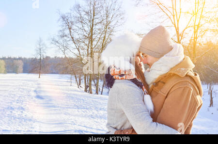 Paar in der Liebe im Winter im Schnee küssen, umarmen Stockfoto