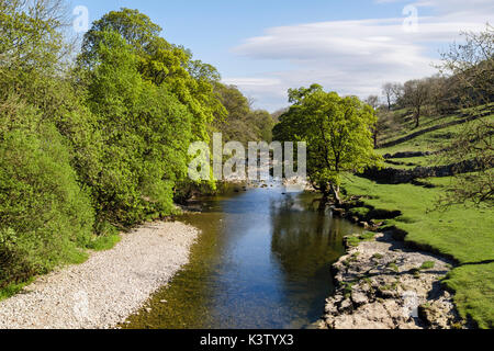 Blick entlang River Wharfe in Kettlewell, Obere Wharfedale, Yorkshire Dales National Park, North Yorkshire, England, Großbritannien, Großbritannien Stockfoto