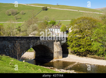 Brücke über den River Wharfe in Kettlewell, Obere Wharfedale, Yorkshire Dales National Park, North Yorkshire, England, Großbritannien, Großbritannien, Europa Stockfoto