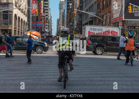 New York, NY, USA August 3, 2016 -- Mann auf einem Fahrrad im Times Square, New York. Redaktionelle Verwendung. Stockfoto