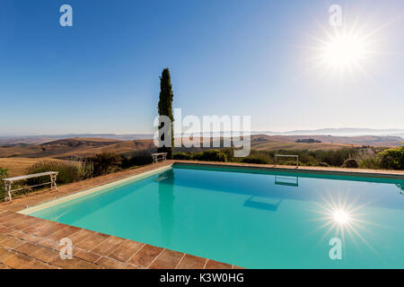 Pool mit Aussicht, in der Nähe von San Quirico d'Orcia, Val d'Orcia, Toskana, Italien Stockfoto