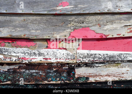 Fantastische geknackt und blasse Farbe auf der Seite des auf altes Fischerboot trocken auf St Leonards Strand, Hastings, Großbritannien angedockt. Stockfoto