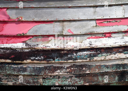 Fantastische geknackt und blasse Farbe auf der Seite des auf altes Fischerboot trocken auf St Leonards Strand, Hastings, Großbritannien angedockt. Stockfoto