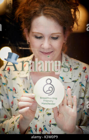 Unterstützung beim Stillen Aufkleber auf Annie's von Jennie McAlpine, Fiz Braun in den Granada Seifenoper Coronation Street im Besitz angezeigt. Stockfoto