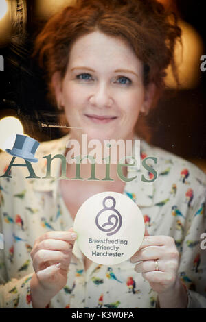 Unterstützung beim Stillen Aufkleber auf Annie's von Jennie McAlpine, Fiz Braun in den Granada Seifenoper Coronation Street im Besitz angezeigt. Stockfoto