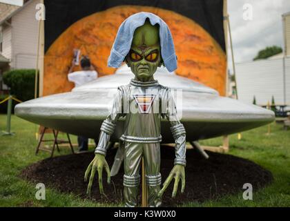 Ein alien Statue und Skulptur von einem UFO auf dem Mars neue Jahre Feier zum 19. Juni 2015 in Mars, Pennsylvania. Die Stadt ist Gastgeber für drei Tage von Stammzellen-bezogenen Aktivitäten. (Foto von Bill Ingalls über Planetpix) Stockfoto