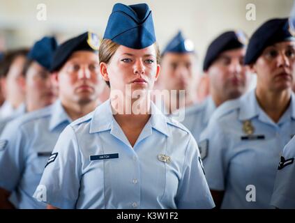 Us Air Force Piloten stehen in der Ausbildung während eines Change-of-Befehl Zeremonie von Christopher Azzano Evan Dertien auf der Eglin Air Force Base, 31. Mai 2017 in Valparaiso, Florida. (Foto von Samuel King Jr. über Planetpix) Stockfoto