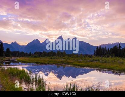 Die Sonne über Snake River und die Teton Range Berge wie aus Schwabachers Landung im Grand Teton National Park August 17, 2016 in der Nähe von Elche, Wyoming gesehen. (Foto von John tobiason über Planetpix) Stockfoto