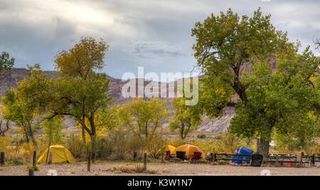 Wohnmobile, Zelte auf dem San Rafael Bridge Campground vor der San Rafael Swell Oktober 10, 2016 in Green River, Utah. (Foto von Bob Wick über Planetpix) Stockfoto