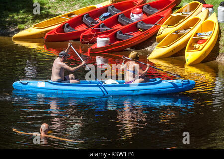 Fluss Otava, Sommer, Schwimmen im Fluss, wo Kanus, in der Nähe von Strakonice, Südböhmen, Tschechische Republik Stockfoto