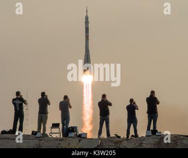 Fotografen Fotos als die NASA die Internationale Raumstation Expedition 48/49 Sojus MS-01 Raumschiff startet vom Kosmodrom Baikonur Juli 7, 2016 in Baikonur, Kasachstan. (Foto von Bill Ingalls über Planetpix) Stockfoto