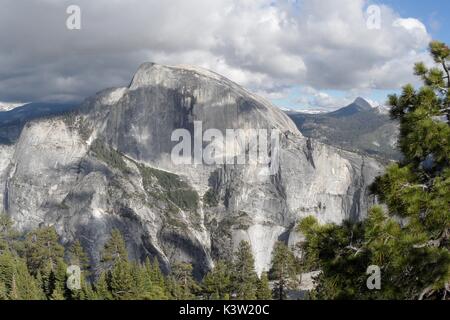 Die Wolken hängen über Granit batholith Peeling Dome im Yosemite Nationalpark Juli 13, 2011 in der Nähe von Mariposa, California. (Foto von Don Holz über Planetpix) Stockfoto